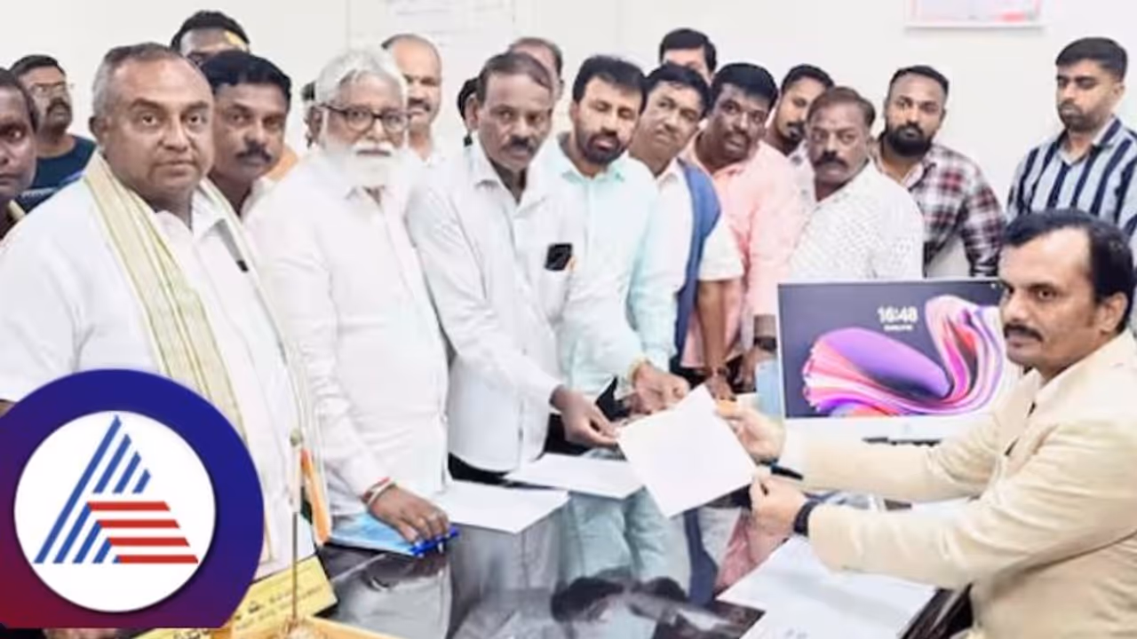 ಮುಡಾ ಹಗರಣ: ಸಿಎಂ ಸಿದ್ದರಾಮಯ್ಯ ಪತ್ನಿ ಕುಟುಂಬಕ್ಕೆ ಜಮೀನು ಮಾರಿದ್ದವರ ಭೇಟಿಯಾದ ಬಿಜೆಪಿ! ಮುಡಾ ಹಗರಣ: ಸಿಎಂ ಸಿದ್ದರಾಮಯ್ಯ ಪತ್ನಿ ಕುಟುಂಬಕ್ಕೆ ಜಮೀನು ಮಾರಿದ್ದವರ ಭೇಟಿಯಾದ ಬಿಜೆಪಿ!