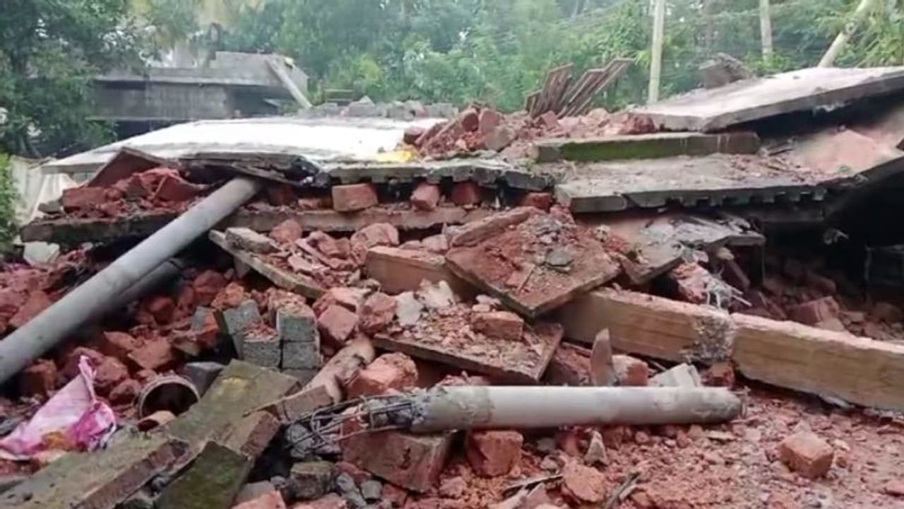 നിർമാണത്തിലിരുന്ന വീട് ഇടിഞ്ഞു വീണു; അപകടമുണ്ടായത് പുലർച്ചെ, തൊഴിലാളികൾ ഇല്ലാത്തതിനാൽ വൻ ദുരന്തമൊഴിവായി നിർമാണത്തിലിരുന്ന വീട് ഇടിഞ്ഞു വീണു; അപകടമുണ്ടായത് പുലർച്ചെ, തൊഴിലാളികൾ ഇല്ലാത്തതിനാൽ വൻ ദുരന്തമൊഴിവായി