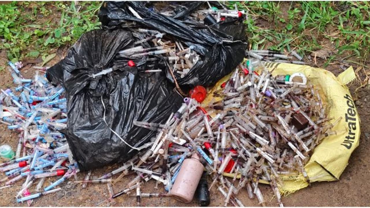 'രക്തം നിറഞ്ഞ ടെസ്റ്റ് ട്യൂബ്, 2 ചാക്ക് സിറിഞ്ച്'; മദ്രസ വിട്ടുവന്ന രണ്ടാം ക്ലാസുകാരൻ കണ്ട കാഴ്ച, ലാബിന് പിഴ! 'രക്തം നിറഞ്ഞ ടെസ്റ്റ് ട്യൂബ്, 2 ചാക്ക് സിറിഞ്ച്'; മദ്രസ വിട്ടുവന്ന രണ്ടാം ക്ലാസുകാരൻ കണ്ട കാഴ്ച, ലാബിന് പിഴ!