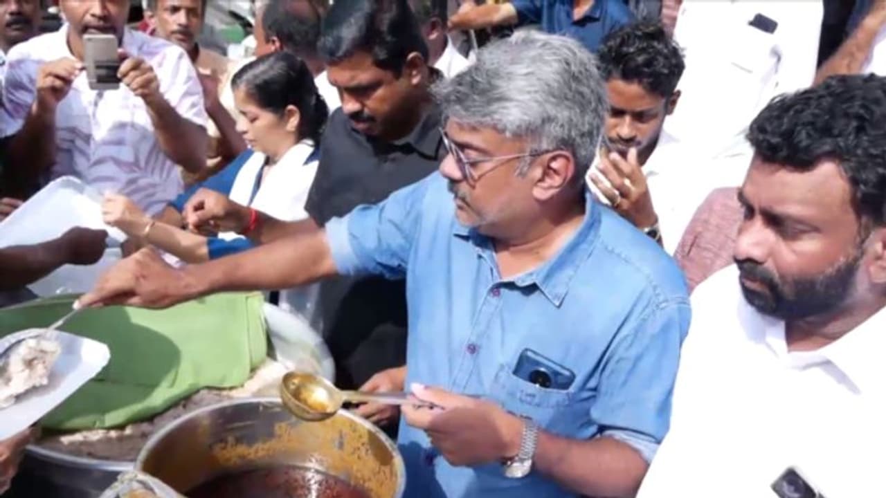 ഭരണം പോയാലും വേണ്ടില്ല, പോത്തും പിടിയും വിളമ്പിയ ആൾ പാർട്ടിയിൽ വേണ്ട; പിറവത്തെ കൗൺസിലറെ പുറത്താക്കാൻ നീക്കം ഭരണം പോയാലും വേണ്ടില്ല, പോത്തും പിടിയും വിളമ്പിയ ആൾ പാർട്ടിയിൽ വേണ്ട; പിറവത്തെ കൗൺസിലറെ പുറത്താക്കാൻ നീക്കം
