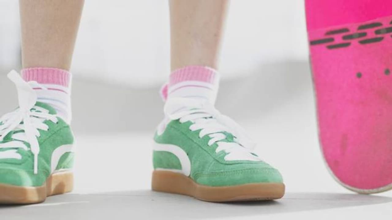 ചെരുപ്പ് കളഞ്ഞു, 6 വയസ്സുകാരിയെ കൊടുംചൂടിൽ നഗ്നപാദയായി നടത്തി അമ്മ