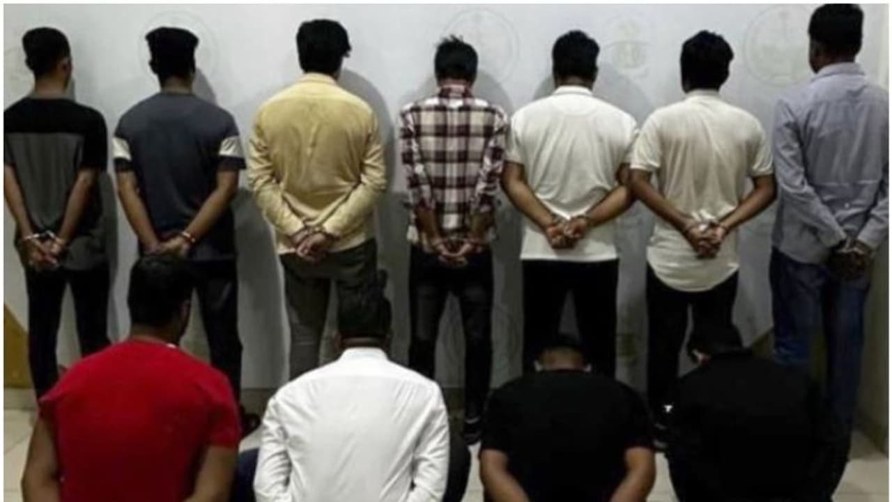 പൊതുവഴിയിൽ ഗതാഗതം തടസ്സപ്പെടുത്തി വീഡിയോ; 11 പ്രവാസികള് പിടിയില് പൊതുവഴിയിൽ ഗതാഗതം തടസ്സപ്പെടുത്തി വീഡിയോ; 11 പ്രവാസികള് പിടിയില്