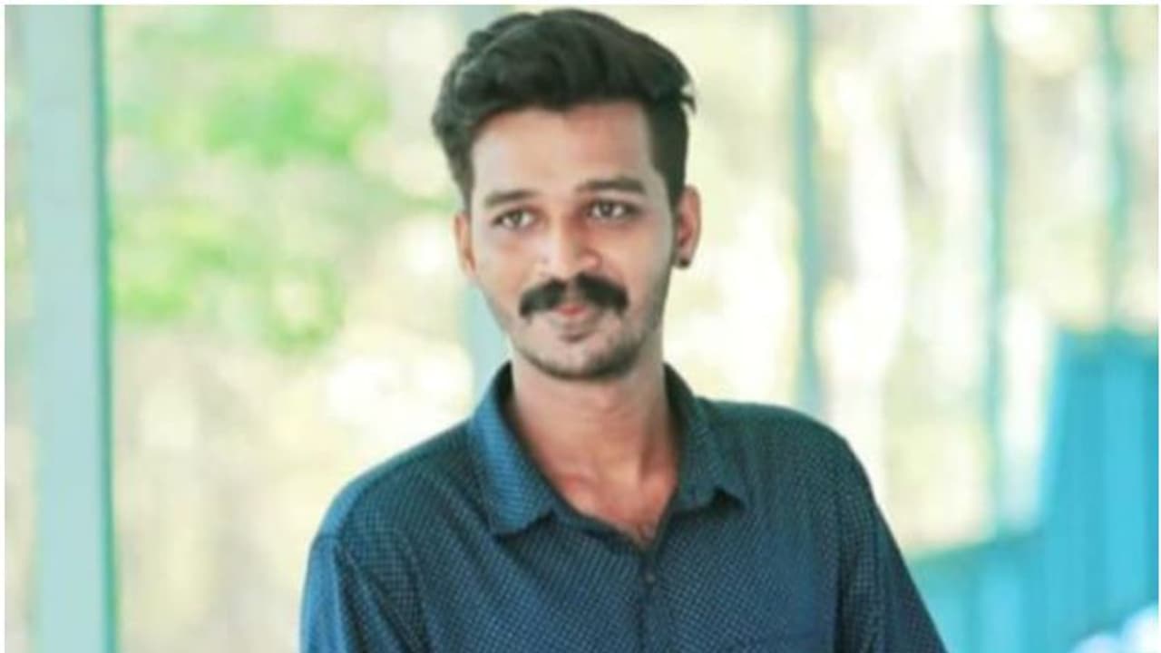 നഗരസഭയുടെ ഷീലോഡ്ജിൻ്റെ ഫാബ്രിക്കേഷൻ നിർമ്മാണത്തിനിടെ ഷോക്കേറ്റ് തൊഴിലാളി മരിച്ചു നഗരസഭയുടെ ഷീലോഡ്ജിൻ്റെ ഫാബ്രിക്കേഷൻ നിർമ്മാണത്തിനിടെ ഷോക്കേറ്റ് തൊഴിലാളി മരിച്ചു