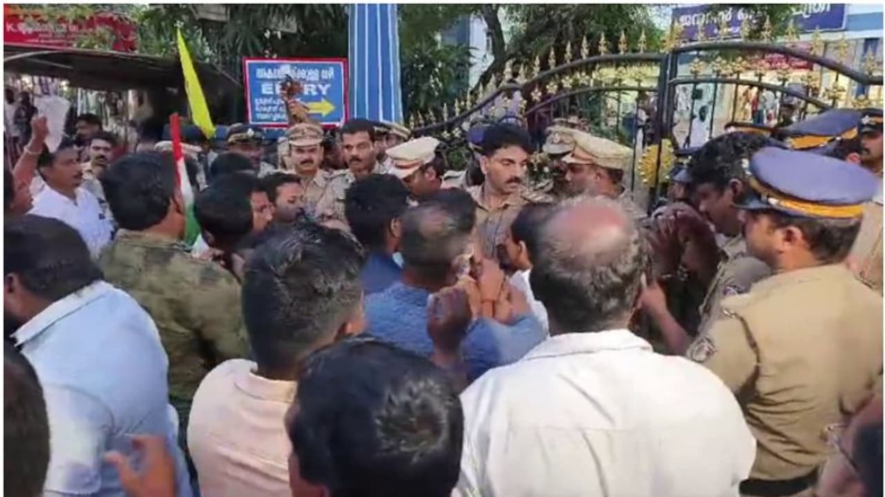 കുത്തിവെയ്പിനു പിന്നാലെ യുവതി മരിച്ച സംഭവം; മൃതദേഹവുമായി ആശുപത്രിയുടെ മുന്നിൽ പ്രതിഷേധം, പ്രദേശത്ത് സംഘർഷാവസ്ഥ കുത്തിവെയ്പിനു പിന്നാലെ യുവതി മരിച്ച സംഭവം; മൃതദേഹവുമായി ആശുപത്രിയുടെ മുന്നിൽ പ്രതിഷേധം, പ്രദേശത്ത് സംഘർഷാവസ്ഥ