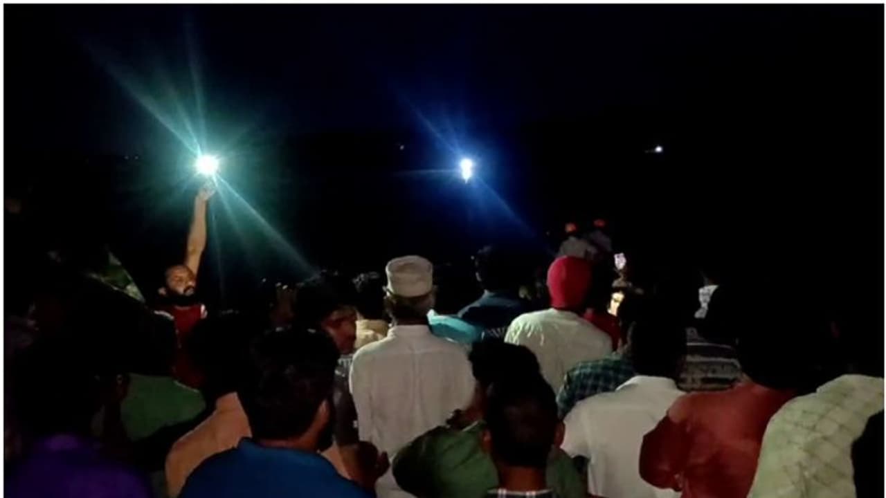 മലപ്പുറം ചങ്ങരംകുളം മുതുകാട് 3 പേർ കായലിൽ വീണു; ഒരാളെ കണ്ടെത്തി, 2 പേർക്കായി തെരച്ചിൽ തുടരുന്നു മലപ്പുറം ചങ്ങരംകുളം മുതുകാട് 3 പേർ കായലിൽ വീണു; ഒരാളെ കണ്ടെത്തി, 2 പേർക്കായി തെരച്ചിൽ തുടരുന്നു