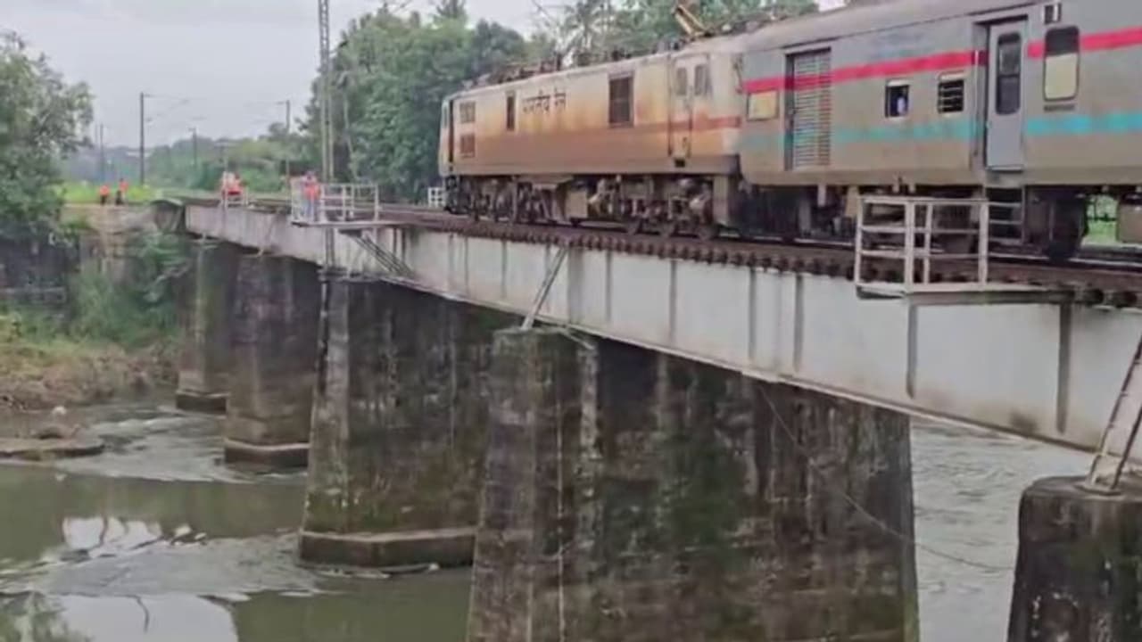 'ചാലക്കുടി റെയിൽവെ പാലത്തിൽ ഒരാളെ ട്രെയിൻ തട്ടി, 3 പേർ പുഴയിൽ ചാടി'; ലോക്കോ പൈലറ്റിന്റെ മൊഴി, തെരച്ചിൽ 'ചാലക്കുടി റെയിൽവെ പാലത്തിൽ ഒരാളെ ട്രെയിൻ തട്ടി, 3 പേർ പുഴയിൽ ചാടി'; ലോക്കോ പൈലറ്റിന്റെ മൊഴി, തെരച്ചിൽ