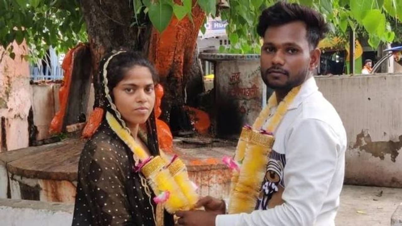 പ്രണയം വീട്ടുകാരെതിർത്തു, യുവതി പൊലീസിനടുത്ത്, സ്റ്റേഷൻവളപ്പിലെ ക്ഷേത്രത്തിൽ മാംഗല്യം പ്രണയം വീട്ടുകാരെതിർത്തു, യുവതി പൊലീസിനടുത്ത്, സ്റ്റേഷൻവളപ്പിലെ ക്ഷേത്രത്തിൽ മാംഗല്യം