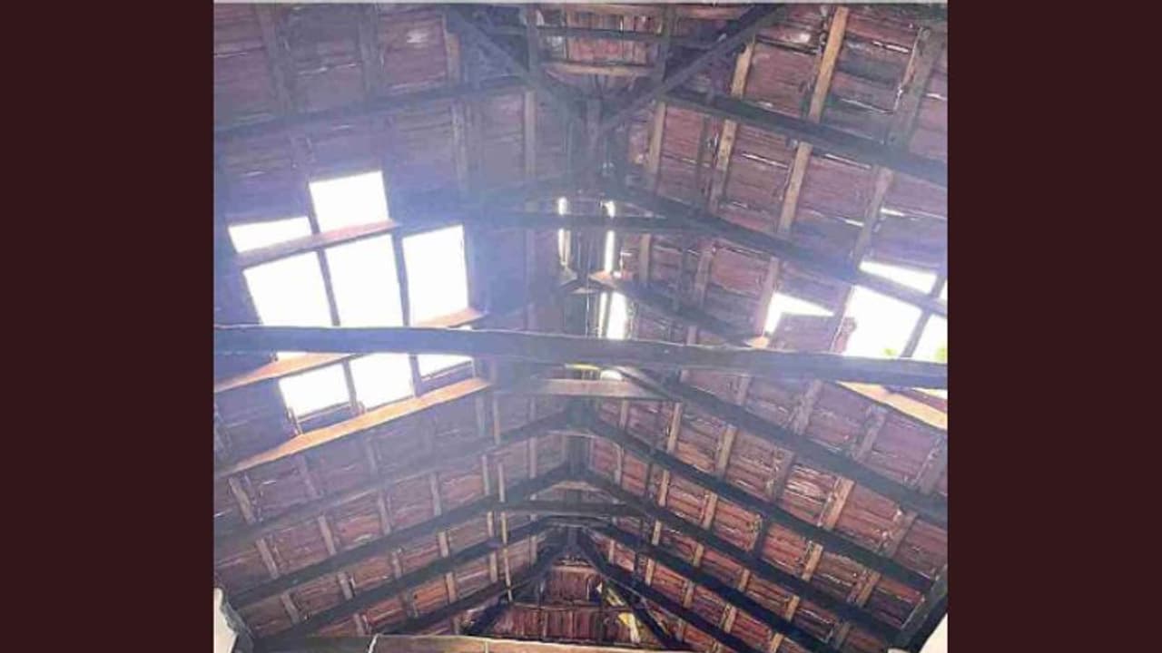 കരിപ്പൂരിൽ ലാന്റിങ്ങിനായി വിമാനം താഴ്ന്നു പറന്നു, കാറ്റടിച്ച് വീടിന്റെ ഓടുകൾ പാറി; ഓടിരക്ഷപ്പെട്ട് ജുവൈരിയ കരിപ്പൂരിൽ ലാന്റിങ്ങിനായി വിമാനം താഴ്ന്നു പറന്നു, കാറ്റടിച്ച് വീടിന്റെ ഓടുകൾ പാറി; ഓടിരക്ഷപ്പെട്ട് ജുവൈരിയ