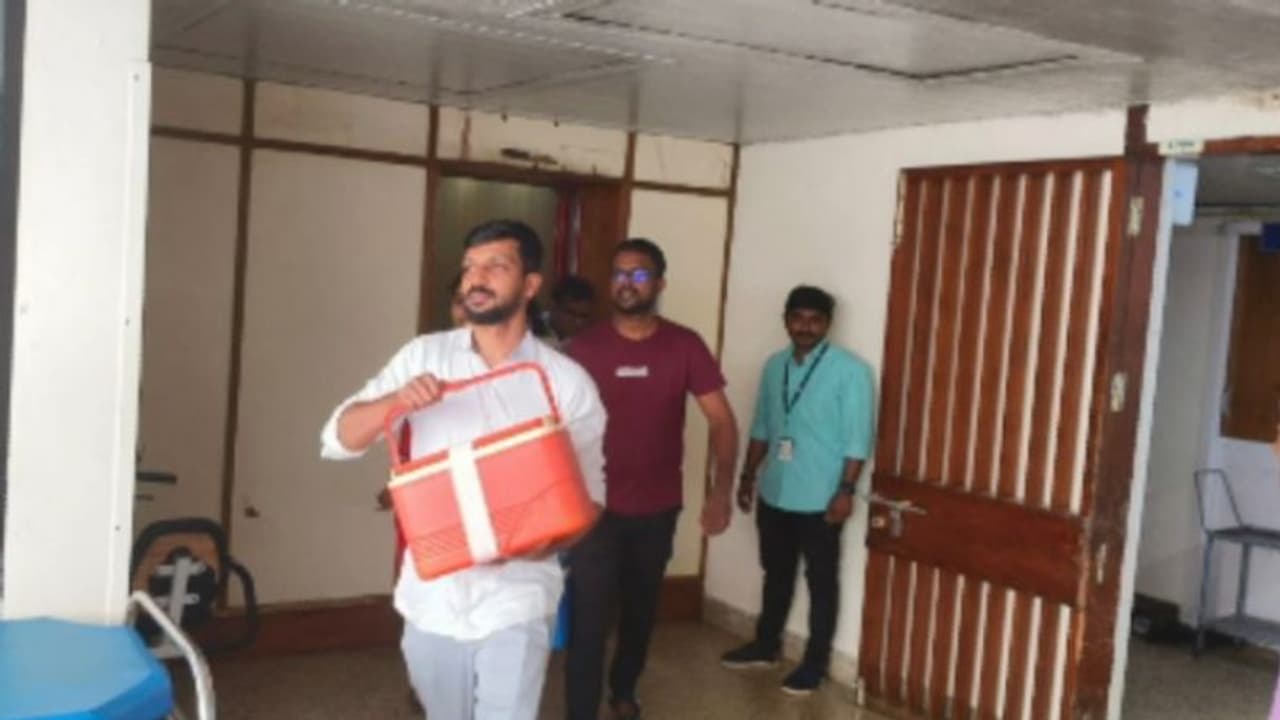 ശ്രീചിത്രയിൽ ആദ്യ ഹൃദയം മാറ്റിവയ്ക്കൽ; 12കാരിയിൽ തുന്നിച്ചേർക്കുന്നത് മസ്തിഷ്കമരണം സംഭവിച്ച അധ്യാപികയുടെ ഹൃദയം ശ്രീചിത്രയിൽ ആദ്യ ഹൃദയം മാറ്റിവയ്ക്കൽ; 12കാരിയിൽ തുന്നിച്ചേർക്കുന്നത് മസ്തിഷ്കമരണം സംഭവിച്ച അധ്യാപികയുടെ ഹൃദയം