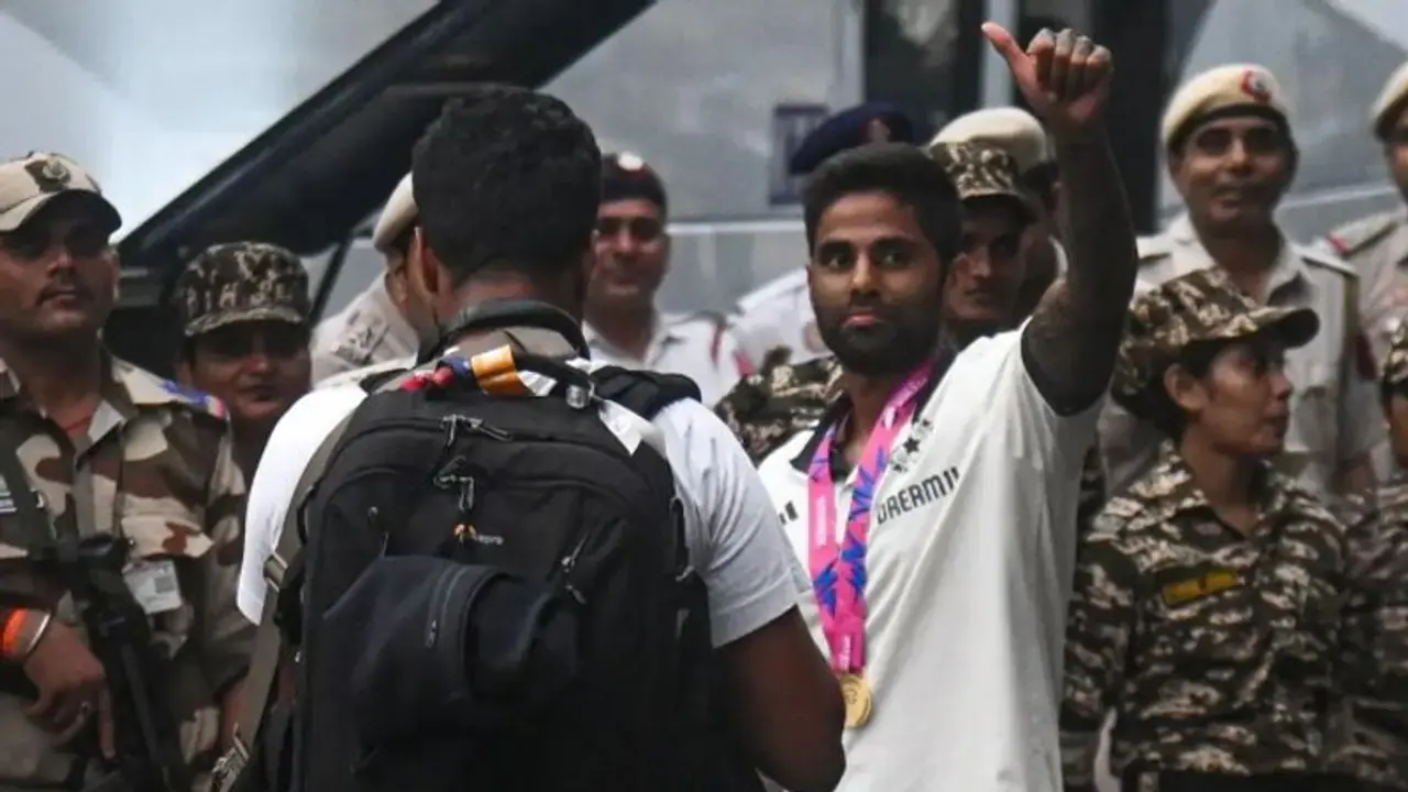 இலங்கை சென்றடைந்த இந்திய அணி வீரர்கள் – தலைமை பயிற்சியாளராக பணியை தொடங்கும் கவுதம் காம்பீர்! இலங்கை சென்றடைந்த இந்திய அணி வீரர்கள் – தலைமை பயிற்சியாளராக பணியை தொடங்கும் கவுதம் காம்பீர்!