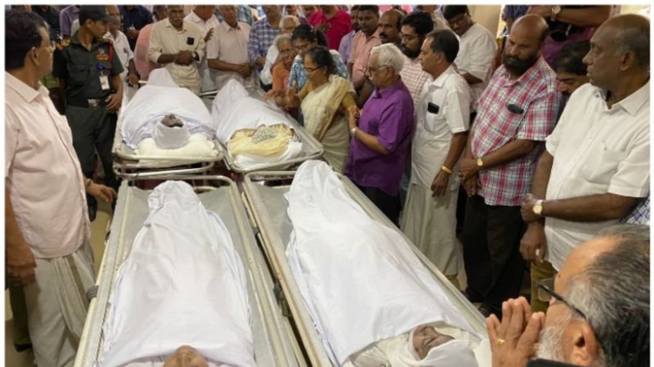 കുവൈറ്റ് അഗ്നിബാധയിൽ മരിച്ച നാലംഗ മലയാളി കുടുംബത്തിന്റെ മൃതദേഹങ്ങൾ നാട്ടിൽ എത്തിച്ചു കുവൈറ്റ് അഗ്നിബാധയിൽ മരിച്ച നാലംഗ മലയാളി കുടുംബത്തിന്റെ മൃതദേഹങ്ങൾ നാട്ടിൽ എത്തിച്ചു