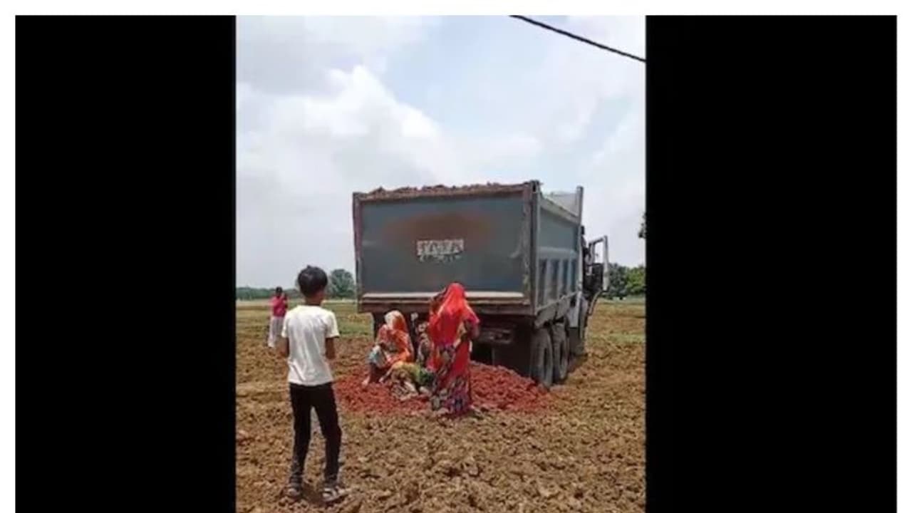 உயிரோடு மண்ணுக்குள் புதைக்கப்பட்ட பெண்கள்; ம.பி.யில் நடந்த குலை நடுங்க செய்யும் கொடூரம் உயிரோடு மண்ணுக்குள் புதைக்கப்பட்ட பெண்கள்; ம.பி.யில் நடந்த குலை நடுங்க செய்யும் கொடூரம்