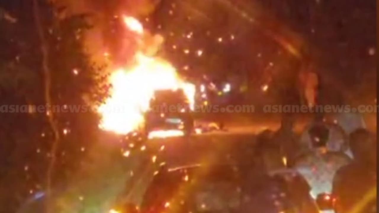 കുമളിയിൽ ഓടിക്കൊണ്ടിരുന്ന കാറിന് തീപിടിച്ച് ദാരുണ അപകടം: യാത്രക്കാരന് ദാരുണാന്ത്യം കുമളിയിൽ ഓടിക്കൊണ്ടിരുന്ന കാറിന് തീപിടിച്ച് ദാരുണ അപകടം: യാത്രക്കാരന് ദാരുണാന്ത്യം