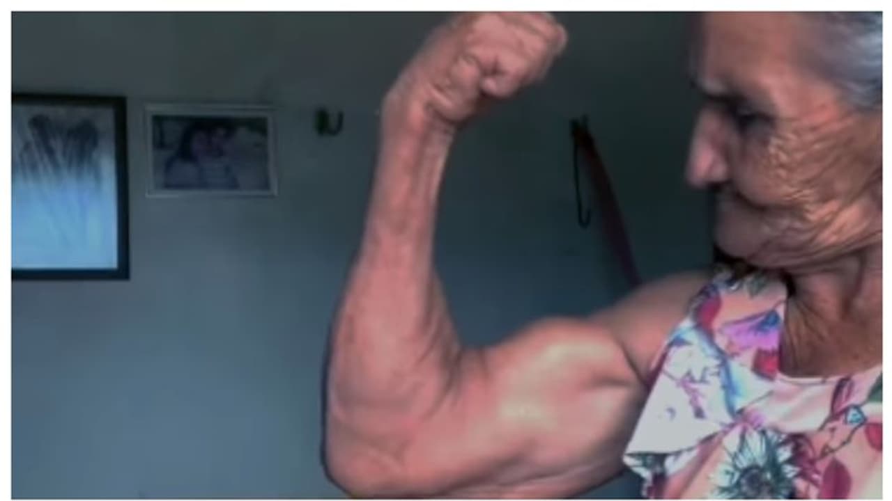 'ഉഫ് തീ...'; മുഷ്ടി ചുരുട്ടി മസിൽ പെരുപ്പിച്ച് മുത്തശ്ശി, വീഡിയോ കണ്ടത് ഒരു കോടി പതിനൊന്ന് ലക്ഷത്തിലേറെ പേർ