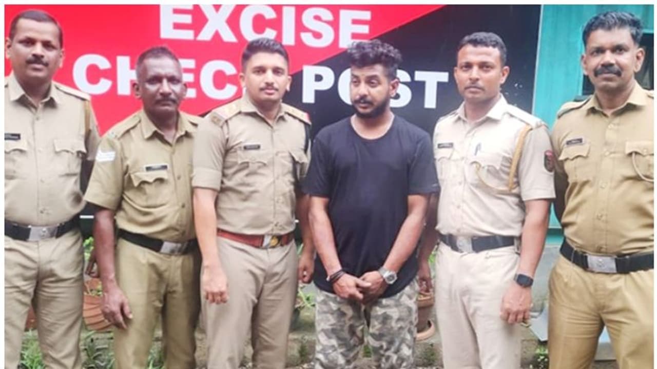 കൂട്ടുപുഴ ചെക്ക്പോസ്റ്റിൽ എംഡിഎംഎയുമായി യുവാവ് അറസ്റ്റിൽ; 7 വിലമതിക്കുന്ന മയക്കുമരുന്ന് പിടിച്ചെടുത്തു കൂട്ടുപുഴ ചെക്ക്പോസ്റ്റിൽ എംഡിഎംഎയുമായി യുവാവ് അറസ്റ്റിൽ; 7 വിലമതിക്കുന്ന മയക്കുമരുന്ന് പിടിച്ചെടുത്തു