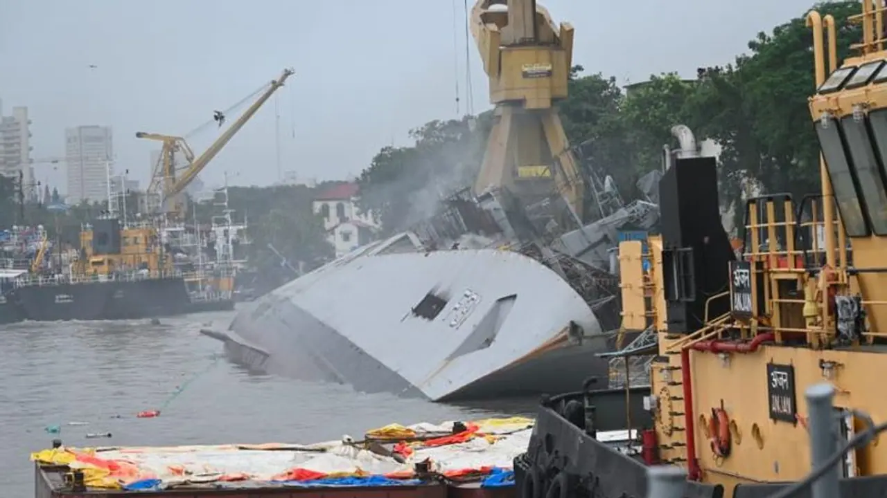 ಬೆಂಕಿ ಬಿದ್ದು ಐಎನ್‌ಎಸ್ ಬ್ರಹ್ಮಪುತ್ರಕ್ಕೆ ಭಾರಿ ಹಾನಿ : ಸೈಲರ್ ನಾಪತ್ತೆ 