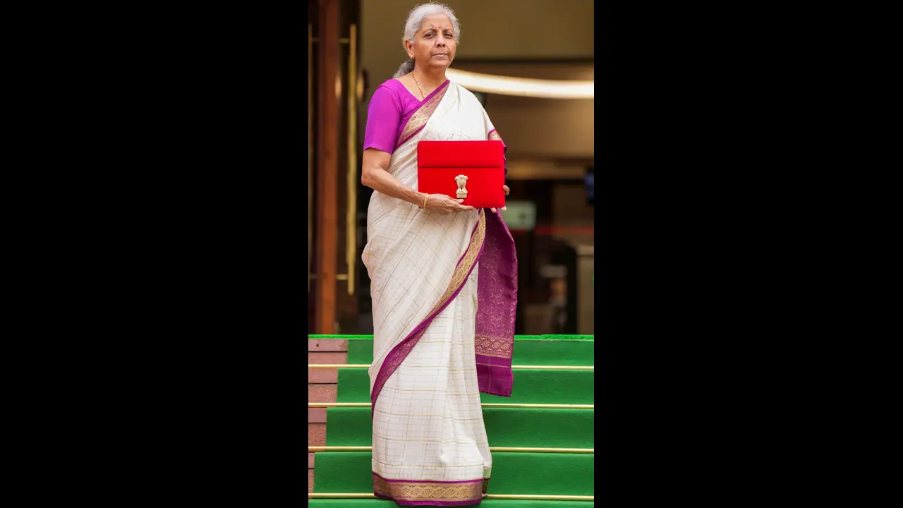 బడ్జెట్ వేళ.. తెలుపు రంగు సిల్క్ చీరలో నిర్మలమ్మ..! బడ్జెట్ వేళ.. తెలుపు రంగు సిల్క్ చీరలో నిర్మలమ్మ..!