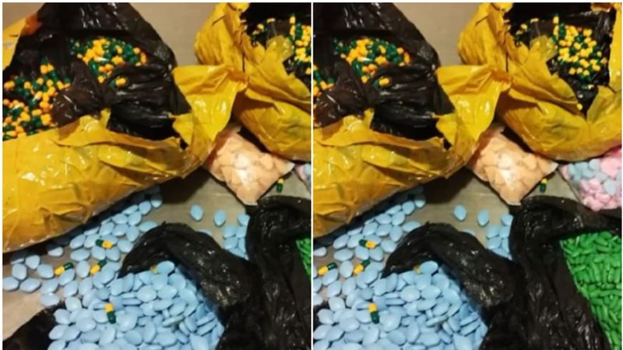 ആര്ക്കും സംശയമൊന്നുമില്ലല്ലോ അല്ലേ, കൂളായി നടന്നു; എയര്പോര്ട്ടിൽ പിടിവീണു, ലഗേജുകൾക്കിടയിൽ 14 കിലോ കഞ്ചാവ് ആര്ക്കും സംശയമൊന്നുമില്ലല്ലോ അല്ലേ, കൂളായി നടന്നു; എയര്പോര്ട്ടിൽ പിടിവീണു, ലഗേജുകൾക്കിടയിൽ 14 കിലോ കഞ്ചാവ്