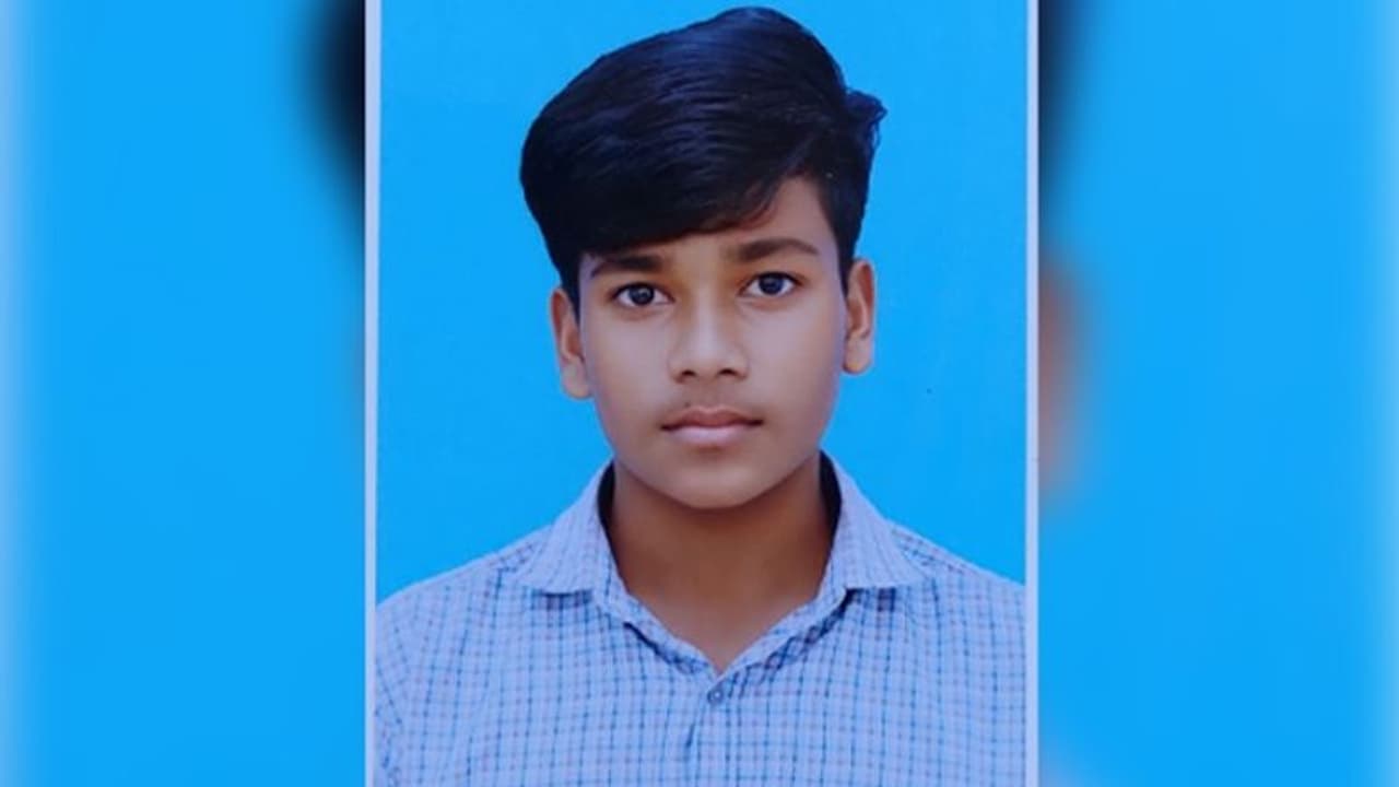 ശസ്ത്രക്രിയക്ക് വിധേയനായ 17 കാരൻ രക്തസ്രാവത്തെ തുടർന്ന് മരിച്ചു; പരാതിയുമായി കുടുംബം, പൊലീസ് കേസെടുത്തു ശസ്ത്രക്രിയക്ക് വിധേയനായ 17 കാരൻ രക്തസ്രാവത്തെ തുടർന്ന് മരിച്ചു; പരാതിയുമായി കുടുംബം, പൊലീസ് കേസെടുത്തു