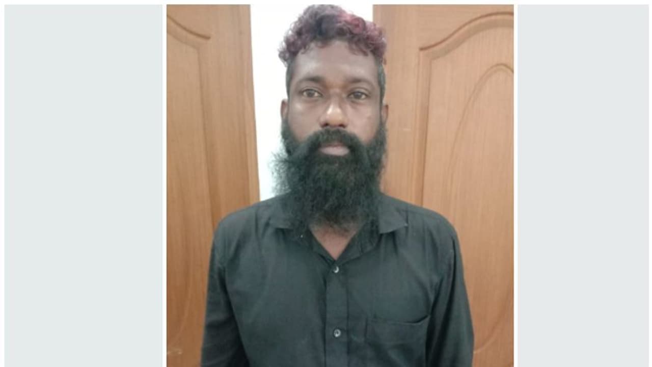 ആലുവയിൽ വീണ്ടും പോക്കറ്റടിക്കാരൻ പിടിയിൽ; യുവാവിൽ നിന്ന് കണ്ടെടുത്തത് മൂന്ന് മൊബൈൽ ഫോണുകൾ ആലുവയിൽ വീണ്ടും പോക്കറ്റടിക്കാരൻ പിടിയിൽ; യുവാവിൽ നിന്ന് കണ്ടെടുത്തത് മൂന്ന് മൊബൈൽ ഫോണുകൾ