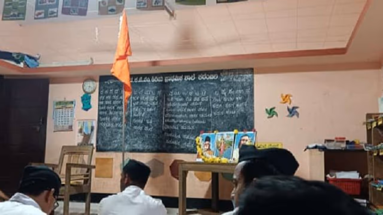 ಶಾಲಾ ಮೈದಾನಗಳಲ್ಲಿ ಶಿಕ್ಷಣೇತರ ಚಟುವಟಿಕೆ ನಿಷೇಧಿಸಿದ್ದೇ ಬಿಜೆಪಿ ಸರ್ಕಾರ: ಕಮಲ ಪಡೆಗೆ ತಿರುಗುಬಾಣವಾಯ್ತಾ ಹೋರಾಟ?