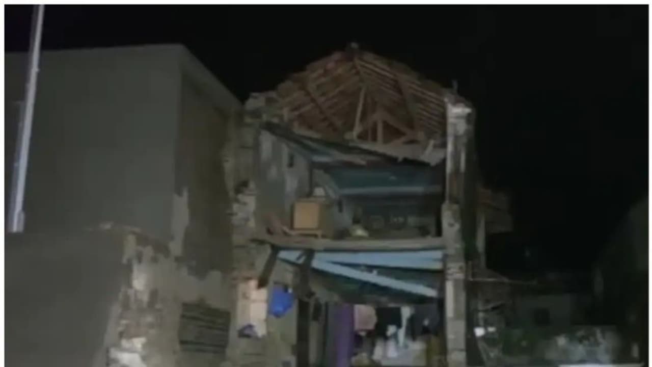 ഗുജറാത്തിൽ കനത്ത മഴയിൽ മൂന്ന് നില കെട്ടിടം തകർന്നുവീണു; സ്ത്രീയ്ക്കും രണ്ട് കുട്ടികൾക്കും ദാരുണാന്ത്യം