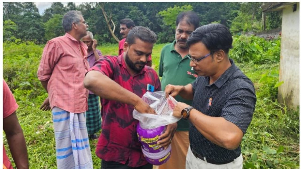 തൊഴിലുറപ്പ് തൊഴിലാളികൾ കാടു തെളിക്കുന്നതിനിടെ കിട്ടിയ ടിന്നിൽ 450 ഗ്രാം കഞ്ചാവും കവറുകളും