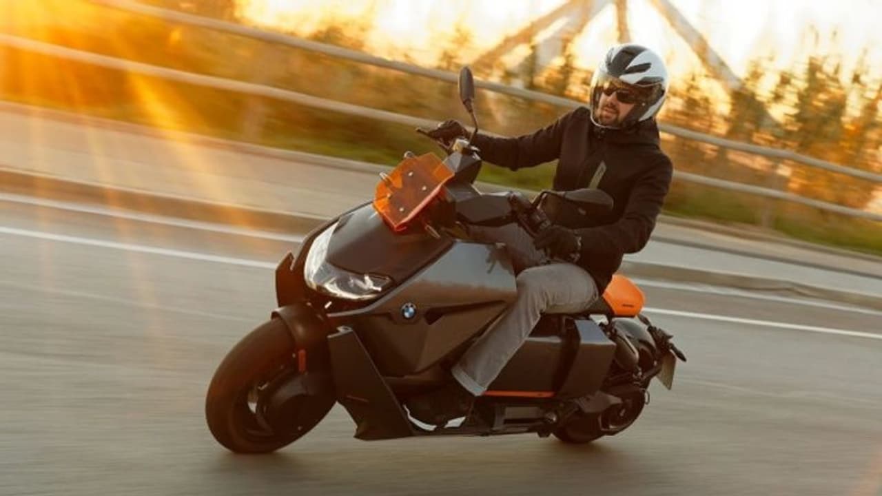 BMW CE 04 भारत में ₹ 14.90 लाख में लॉन्च