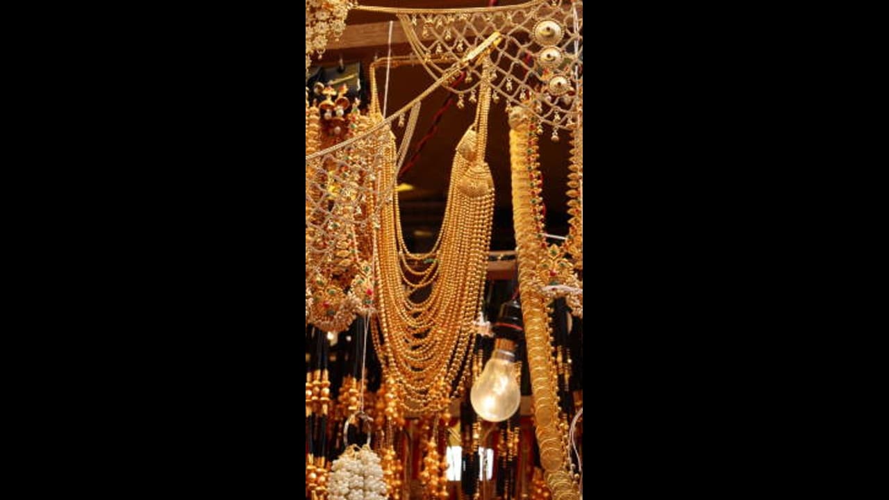 ಸಂಬಳದ ಹಣ ಉಳಿದಿದ್ರೆ ತಡ ಮಾಡದೇ ಖರೀದಿಸಿ ಬಂಗಾರ; ಚಿನ್ನ ಬೆಳ್ಳಿ ಬೆಲೆಯಲ್ಲಿ ಇಳಿಕೆ