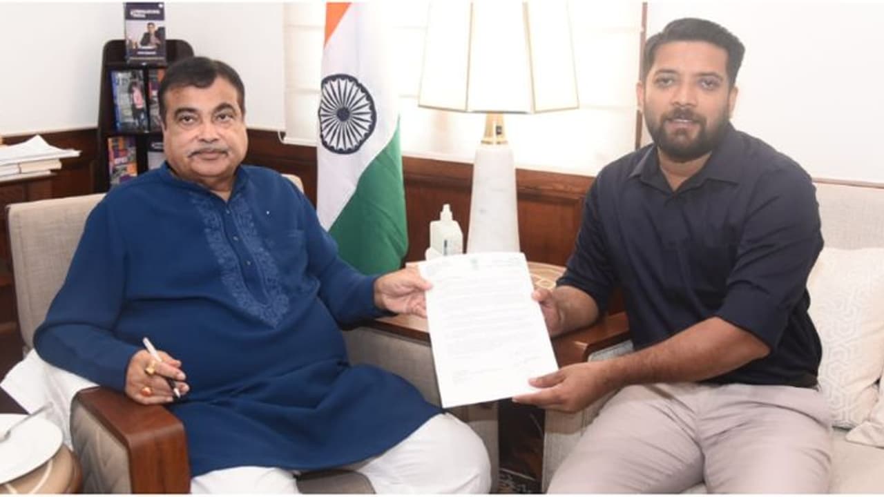 കേന്ദ്രമന്ത്രി ഗഡ്കരിയെ നേരിൽ കണ്ട് ഷാഫി നിവേദനം നൽകി; ഉടനടി ദേശീയപാത 66 ലെ മണ്ണിടിച്ചിലിൽ റിപ്പോർട്ട് തേടി കേന്ദ്രമന്ത്രി ഗഡ്കരിയെ നേരിൽ കണ്ട് ഷാഫി നിവേദനം നൽകി; ഉടനടി ദേശീയപാത 66 ലെ മണ്ണിടിച്ചിലിൽ റിപ്പോർട്ട് തേടി