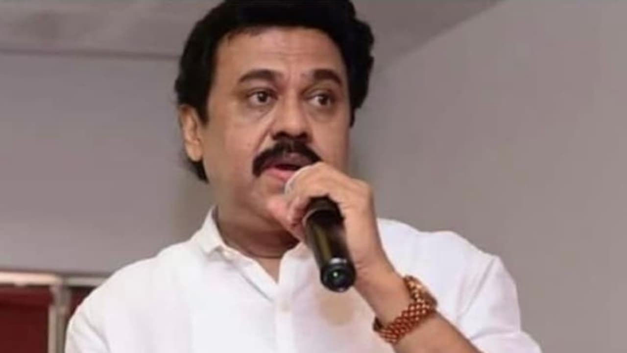 'മുഖത്ത് കരി ഓയിൽ ഒഴിച്ചത് പോലെ', സൂപ്പർ താരങ്ങൾക്കെതിരെ വിമർശനം; അമ്മയെ നശിപ്പിച്ചുവെന്ന് സംവിധായകൻ വിനയൻ
