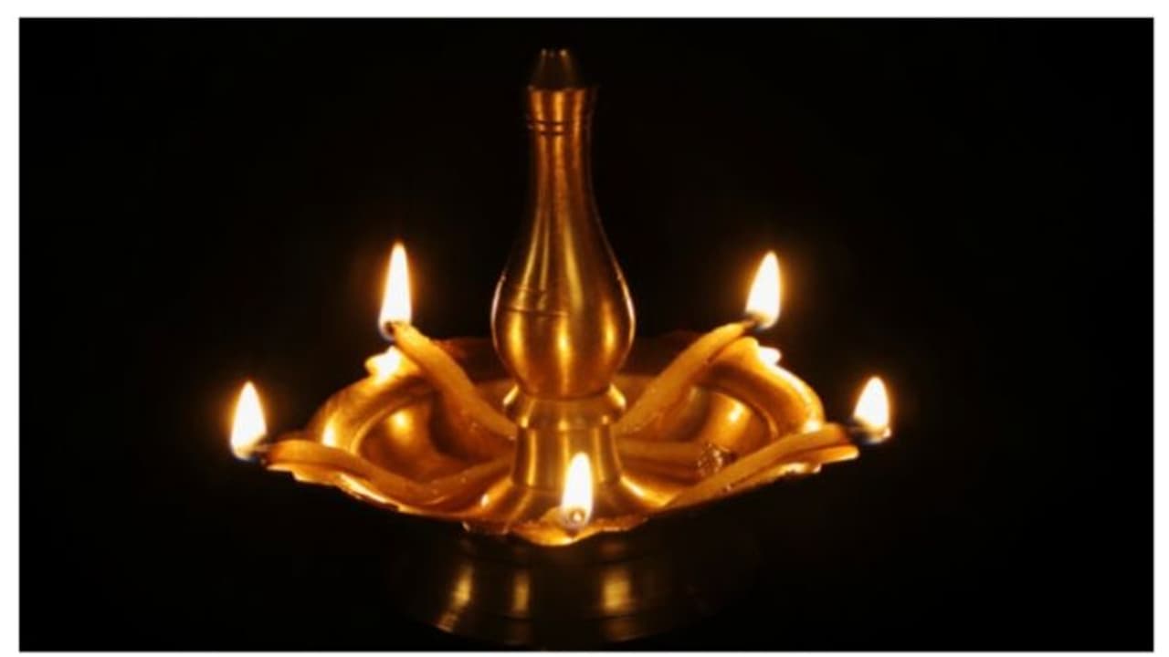 വീട്ടിൽ നിലവിളക്ക് കൊളുത്തുമ്പോൾ ശ്രദ്ധിക്കേണ്ട ചില കാര്യങ്ങൾ