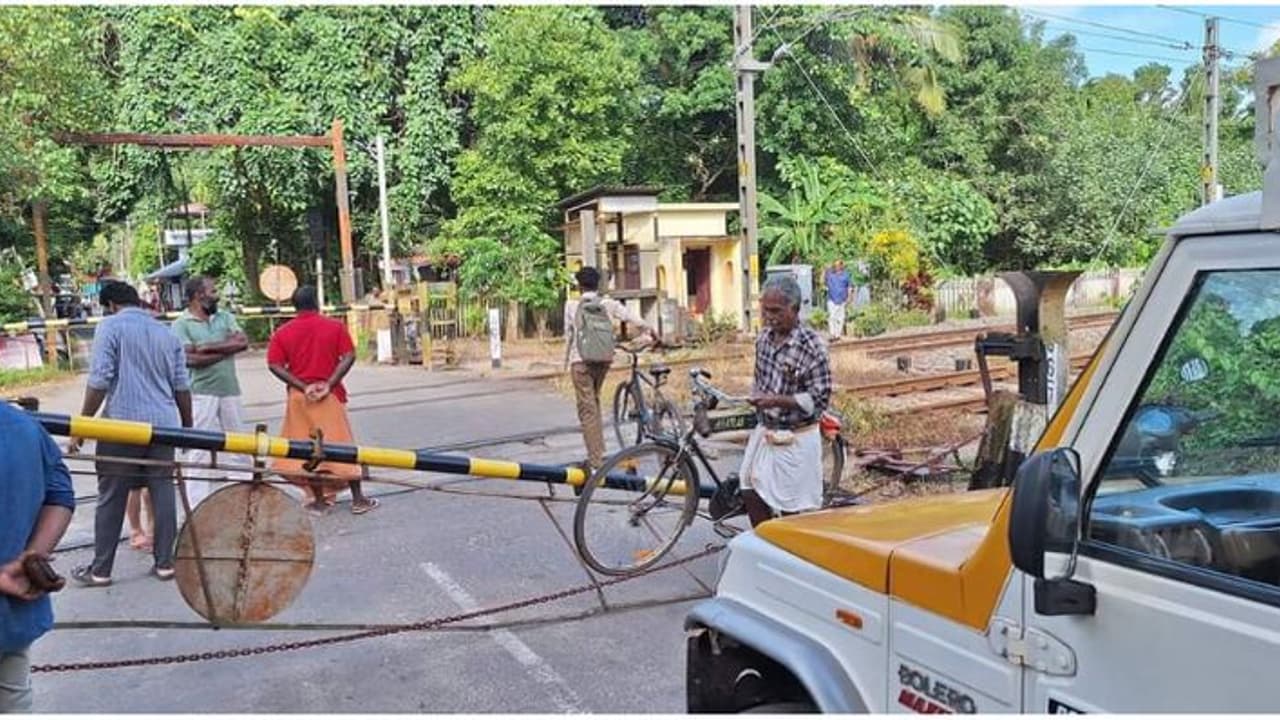 ഗുഡ്സ് ട്രയിൻ കടന്നുപോകാൻ ഗേറ്റ് താഴ്ത്തവെ അമിത വേഗത്തിൽ പിക്കപ്പ് വാൻ ഇടിച്ചു കയറി, റെയിൽവേ ഗേറ്റ് തകർന്നു ഗുഡ്സ് ട്രയിൻ കടന്നുപോകാൻ ഗേറ്റ് താഴ്ത്തവെ അമിത വേഗത്തിൽ പിക്കപ്പ് വാൻ ഇടിച്ചു കയറി, റെയിൽവേ ഗേറ്റ് തകർന്നു