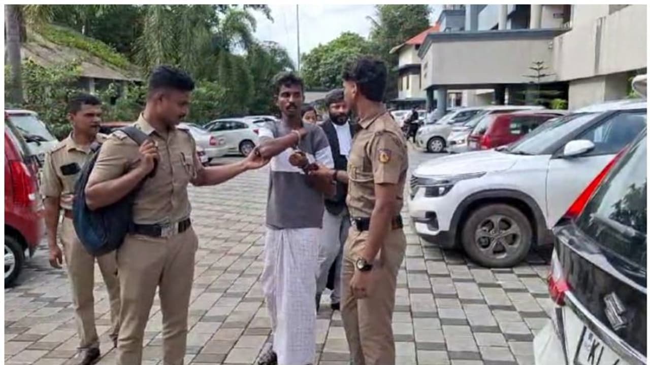 കോടതി വരാന്തയിൽ നിന്ന് ഓടി രക്ഷപ്പെടാൻ ശ്രമിച്ച് ആലുവ പീഡന കേസിലെ പ്രതി; പിന്തുടര്ന്ന് പിടികൂടി പൊലീസ് കോടതി വരാന്തയിൽ നിന്ന് ഓടി രക്ഷപ്പെടാൻ ശ്രമിച്ച് ആലുവ പീഡന കേസിലെ പ്രതി; പിന്തുടര്ന്ന് പിടികൂടി പൊലീസ്