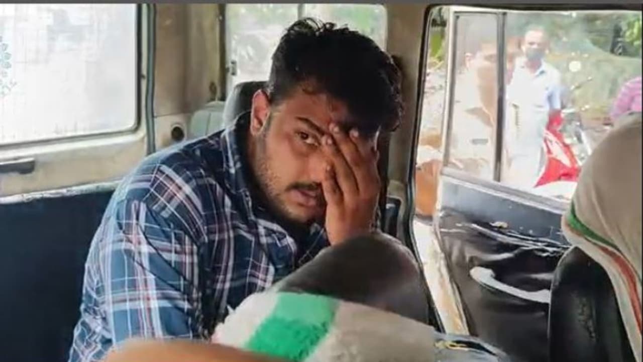 '3 ഐഫോൺ പോരട്ടെ! കാശ് ദേ അക്കൗണ്ടിലിട്ടു', കോഴിക്കോട് പണികഴിഞ്ഞ് കാസര്കോട്, പിടിയിലായതും മൊബൈൽ കടയിൽ നിന്ന് '3 ഐഫോൺ പോരട്ടെ! കാശ് ദേ അക്കൗണ്ടിലിട്ടു', കോഴിക്കോട് പണികഴിഞ്ഞ് കാസര്കോട്, പിടിയിലായതും മൊബൈൽ കടയിൽ നിന്ന്