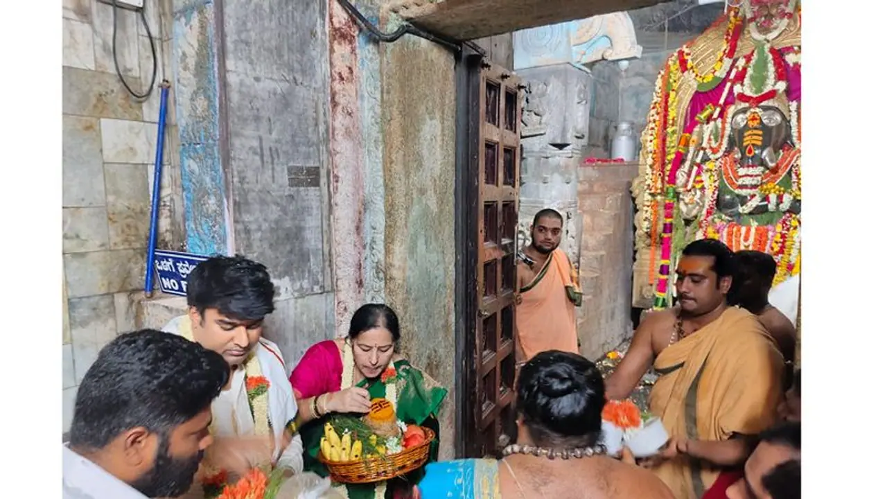 ಕುರುಡುಮಲೆ ವಿನಾಯಕ ದೇವಸ್ಥಾನಕ್ಕೆ ಭವಾನಿ ರೇವಣ್ಣ, ಸೂರಜ್ ಭೇಟಿ: ಫೋಟೋ ತೆಗೆಯದಂತೆ ಎಚ್ಚರಿಕೆ ಕುರುಡುಮಲೆ ವಿನಾಯಕ ದೇವಸ್ಥಾನಕ್ಕೆ ಭವಾನಿ ರೇವಣ್ಣ, ಸೂರಜ್ ಭೇಟಿ: ಫೋಟೋ ತೆಗೆಯದಂತೆ ಎಚ್ಚರಿಕೆ
