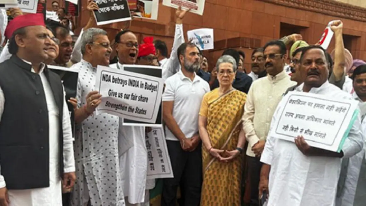 ಬಜೆಟ್ ವಿರುದ್ಧ ‘ಇಂಡಿಯಾ’ ಆಕ್ರೋಶ: ಸಂಸತ್ತಿನ ಒಳಗೆ, ಹೊರಗೆ ಪ್ರತಿಭಟನೆ, ಕಲಾಪಕ್ಕೆ ಅಡ್ಡಿ, ಸಭಾತ್ಯಾಗ ಬಜೆಟ್ ವಿರುದ್ಧ ‘ಇಂಡಿಯಾ’ ಆಕ್ರೋಶ: ಸಂಸತ್ತಿನ ಒಳಗೆ, ಹೊರಗೆ ಪ್ರತಿಭಟನೆ, ಕಲಾಪಕ್ಕೆ ಅಡ್ಡಿ, ಸಭಾತ್ಯಾಗ