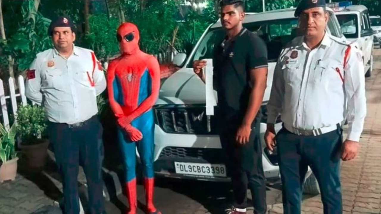 ಸಂಚಾರಿ ನಿಯಮ ಉಲ್ಲಂಘಿಸಿದ 20 ವರ್ಷದ ಸ್ಪೈ ಡರ್‌ಮ್ಯಾನ್‌ನ ಬಂಧಿಸಿದ ಪೊಲೀಸರು