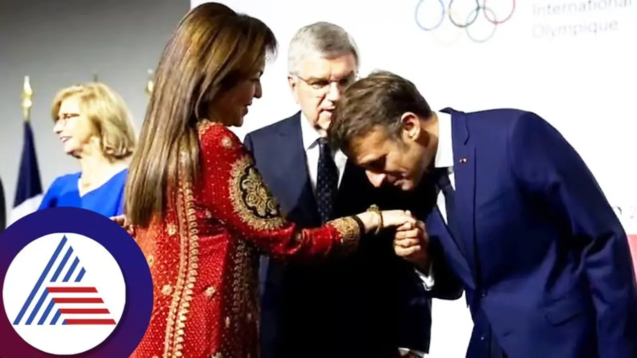 ನೀತಾ ಅಂಬಾನಿ ಕೈಗೆ ಮುತ್ತಿಟ್ಟ ಫ್ರೆಂಚ್ ಅಧ್ಯಕ್ಷ; ಅಂಬಾನಿ ಪರ ಬ್ಯಾಟ್ ಬೀಸಿದ ನೆಟ್ಟಿಗರು! ನೀತಾ ಅಂಬಾನಿ ಕೈಗೆ ಮುತ್ತಿಟ್ಟ ಫ್ರೆಂಚ್ ಅಧ್ಯಕ್ಷ; ಅಂಬಾನಿ ಪರ ಬ್ಯಾಟ್ ಬೀಸಿದ ನೆಟ್ಟಿಗರು!