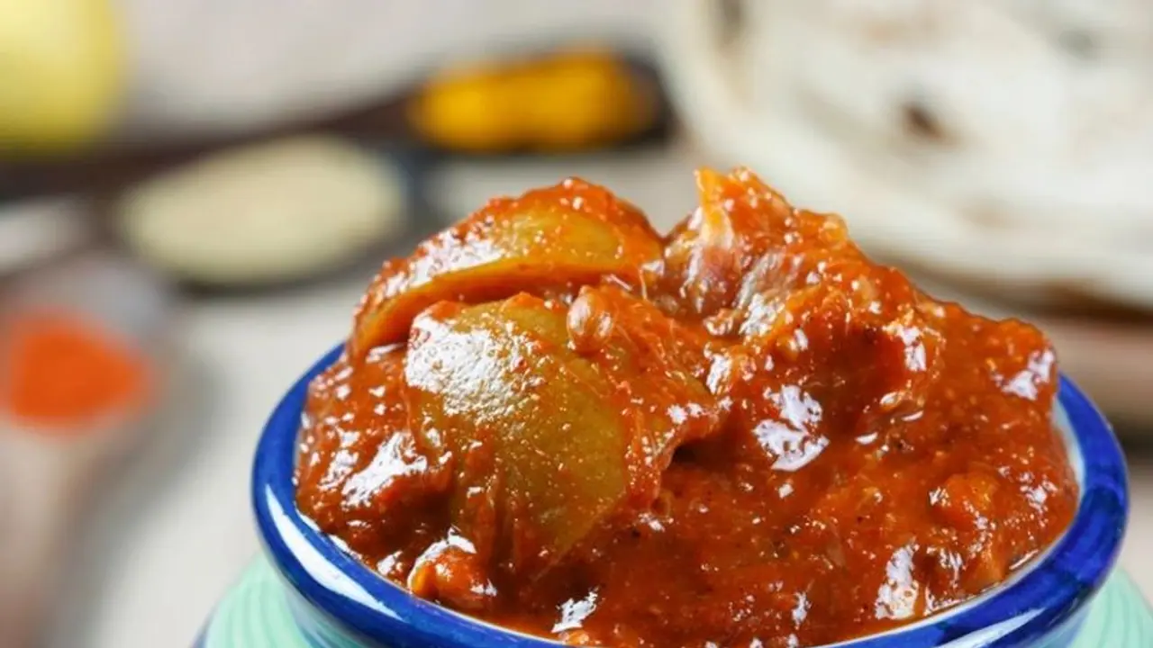 പൊതിച്ചോറിൽ വാഗ്ദാനം ചെയ്ത അച്ചാറില്ല, ആരോഗ്യസ്വാമിയുടെ രണ്ട് വർഷത്തെ നിയമപോരാട്ടം, ഹോട്ടലിന് 35000 രൂപ പിഴ! പൊതിച്ചോറിൽ വാഗ്ദാനം ചെയ്ത അച്ചാറില്ല, ആരോഗ്യസ്വാമിയുടെ രണ്ട് വർഷത്തെ നിയമപോരാട്ടം, ഹോട്ടലിന് 35000 രൂപ പിഴ!