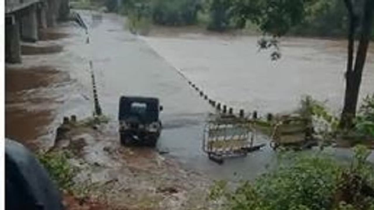 ಚಿಕ್ಕಮಗಳೂರು: ಹೆಬ್ಬಾಳೆ ಸೇತುವೆ ಮೇಲೆ ಜೀಪ್ ಗ್ರೇಟ್ ಎಸ್ಕೇಪ್, ಮೊಬೈಲ್‌ನಲ್ಲಿ ದೃಶ್ಯ ಸೆರೆ..!