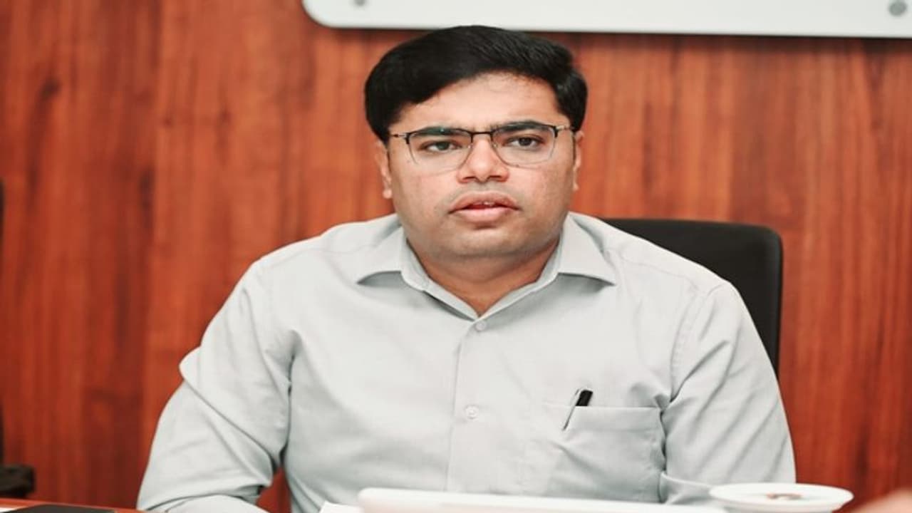 ವಿಜಯಪುರ: ಸರ್ಕಾರಿ ಸಭೆ ಸಮಾರಂಭಕ್ಕೆ ಹಾರ ಶಾಲು, ಸನ್ಮಾನಕ್ಕೆ ಬ್ರೇಕ್, ಡಿಸಿ ಖಡಕ್ ಸೂಚನೆ..! ವಿಜಯಪುರ: ಸರ್ಕಾರಿ ಸಭೆ ಸಮಾರಂಭಕ್ಕೆ ಹಾರ ಶಾಲು, ಸನ್ಮಾನಕ್ಕೆ ಬ್ರೇಕ್, ಡಿಸಿ ಖಡಕ್ ಸೂಚನೆ..!