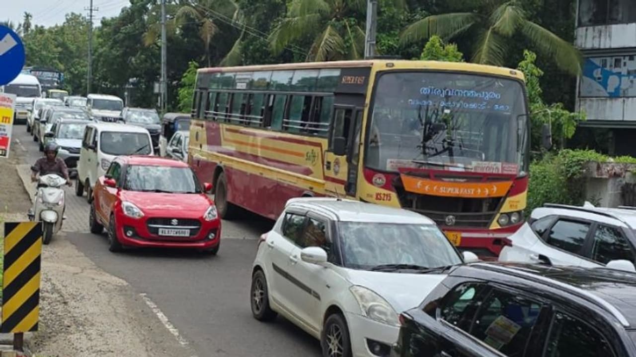 2023ൽ തീരേണ്ട പണി, പൂർത്തിയായത് 18 ശതമാനം മാത്രം; തൃശൂര് കുറ്റിപ്പുറം സംസ്ഥാന പാത വികസനം, ഇടപെട്ട് ഹൈക്കോടതി 2023ൽ തീരേണ്ട പണി, പൂർത്തിയായത് 18 ശതമാനം മാത്രം; തൃശൂര് കുറ്റിപ്പുറം സംസ്ഥാന പാത വികസനം, ഇടപെട്ട് ഹൈക്കോടതി