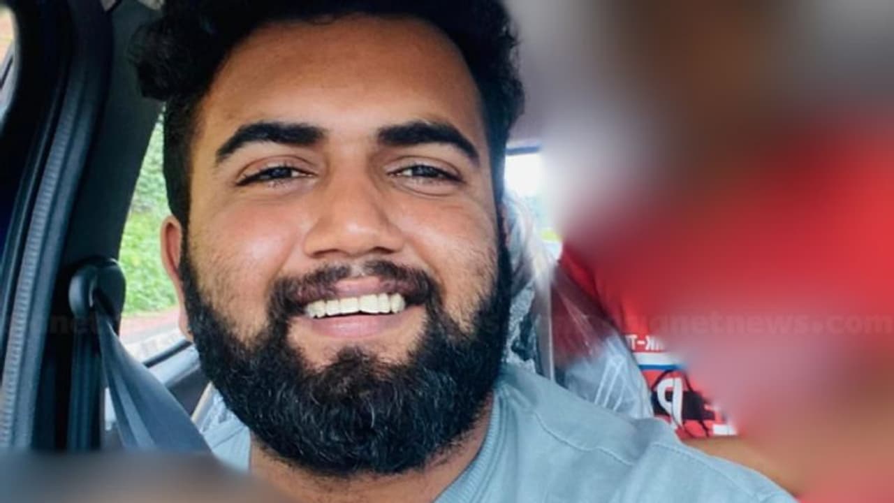 കാറും ബൈക്കും കൂട്ടിയിടിച്ച് അപകടം: റോഡിൽ വീണ യുവാവിന്റെ മേലെ ഫയര് ഫോഴ്സ് വാഹനം കയറി; ദാരുണാന്ത്യം കാറും ബൈക്കും കൂട്ടിയിടിച്ച് അപകടം: റോഡിൽ വീണ യുവാവിന്റെ മേലെ ഫയര് ഫോഴ്സ് വാഹനം കയറി; ദാരുണാന്ത്യം