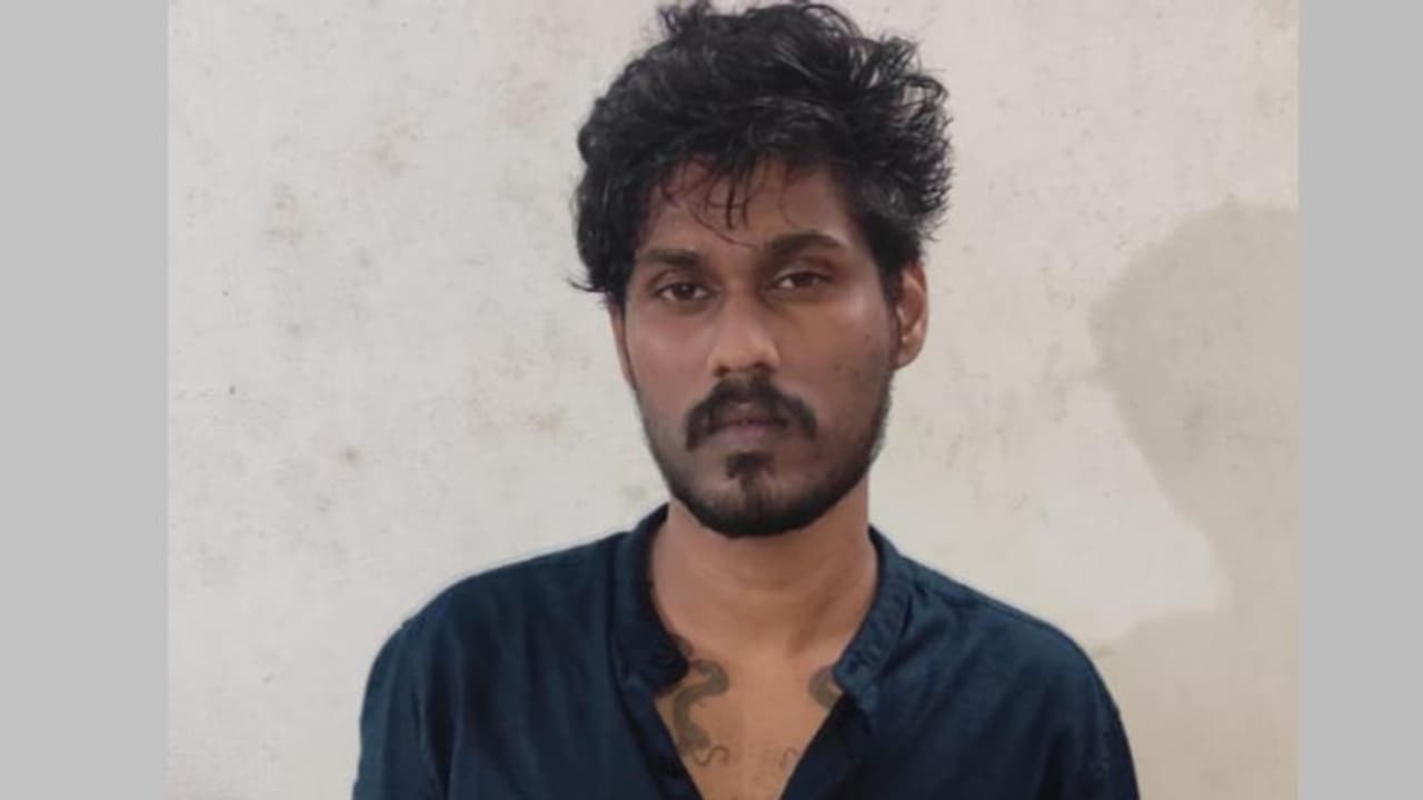 യുവാക്കളും വിദ്യാർത്ഥികളും ഇരകൾ, ഇരട്ടി വിലയ്ക്ക് മയക്കുമരുന്ന് കച്ചവടം; കൊച്ചിയിൽ യുവാവ് പിടിയിൽ യുവാക്കളും വിദ്യാർത്ഥികളും ഇരകൾ, ഇരട്ടി വിലയ്ക്ക് മയക്കുമരുന്ന് കച്ചവടം; കൊച്ചിയിൽ യുവാവ് പിടിയിൽ