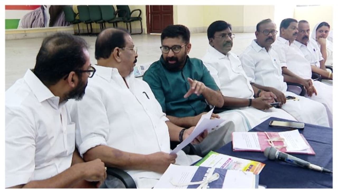 ചുമതലയെ ചൊല്ലി തർക്കം; കെപിസിസി ഭാരവാഹി യോഗത്തിൽ ജനറൽ സെക്രട്ടറിമാർക്ക് അതൃപ്തി ചുമതലയെ ചൊല്ലി തർക്കം; കെപിസിസി ഭാരവാഹി യോഗത്തിൽ ജനറൽ സെക്രട്ടറിമാർക്ക് അതൃപ്തി