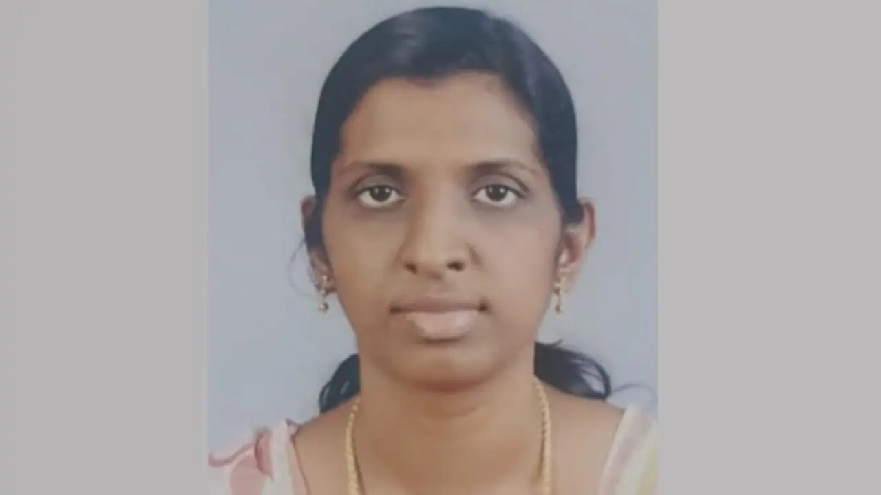 ജോലി ചെയ്ത സ്ഥാപനത്തിൽ നിന്ന് 19.94 കോടി രൂപയുമായി യുവതി മുങ്ങി; പണം തട്ടിയത് വ്യാജലോണുകളുണ്ടാക്കി ജോലി ചെയ്ത സ്ഥാപനത്തിൽ നിന്ന് 19.94 കോടി രൂപയുമായി യുവതി മുങ്ങി; പണം തട്ടിയത് വ്യാജലോണുകളുണ്ടാക്കി