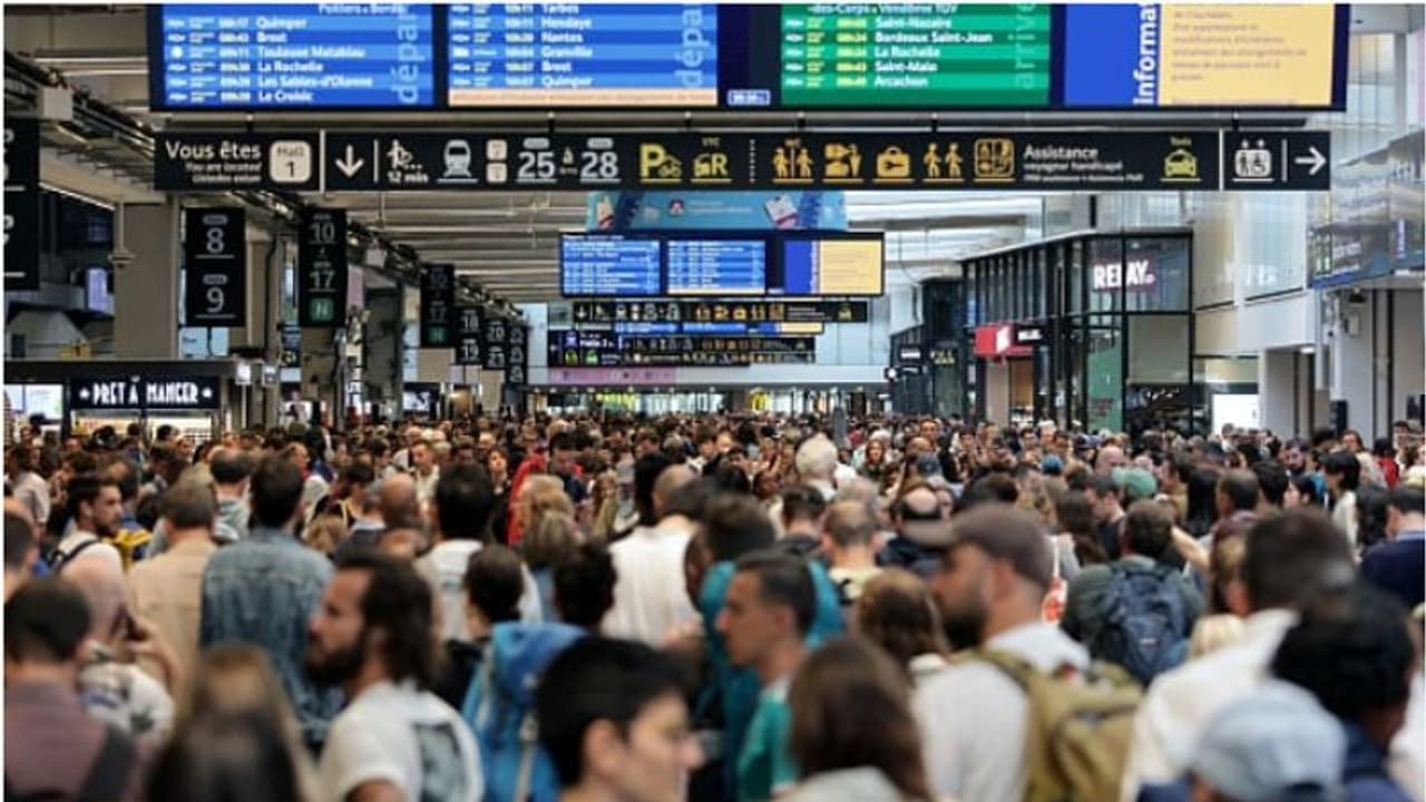 ഫ്രാൻസിലെ ഹൈ സ്പീഡ് റെയിൽ ശൃംഖലക്ക് നേരെ ആക്രമണം, സംഭവം ഒളിമ്പിക്സ് ഉദ്ഘാടനത്തിന് തൊട്ടുമുമ്പ് ഫ്രാൻസിലെ ഹൈ സ്പീഡ് റെയിൽ ശൃംഖലക്ക് നേരെ ആക്രമണം, സംഭവം ഒളിമ്പിക്സ് ഉദ്ഘാടനത്തിന് തൊട്ടുമുമ്പ്