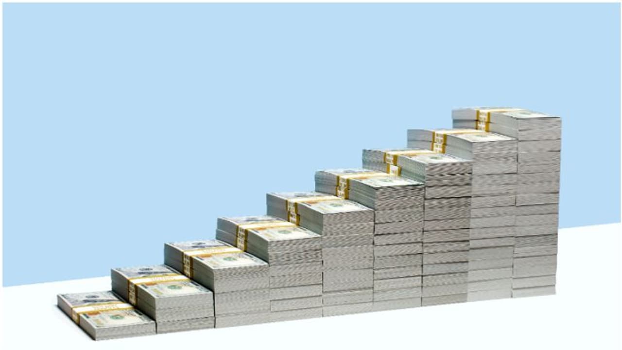 ഇതൊക്കെയാണ് ഭാഗ്യം! യാത്രക്കിടെ വാങ്ങിയ ടിക്കറ്റ്, നമ്പർ 4760; ലഭിച്ചത് ഒന്നാം സമ്മാനം, കോടികള്‍ നേടി യുവതി