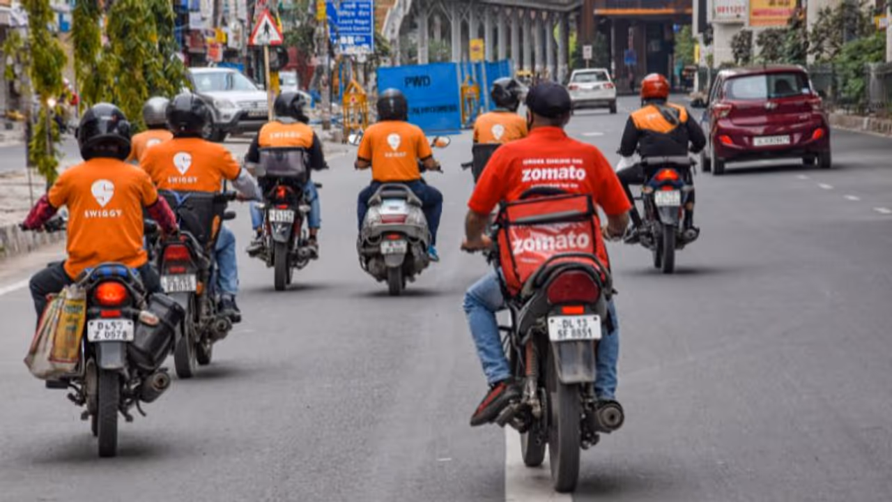 சாப்ட்வேர் இன்ஜினியர் சம்பளத்தை மிஞ்சிய ஸ்விக்கி மற்றும் சோமேட்டோ டெலிவரி நபர்கள்.. என்னங்க சொல்றீங்க!